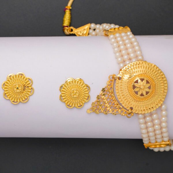 Traditional gold choker style